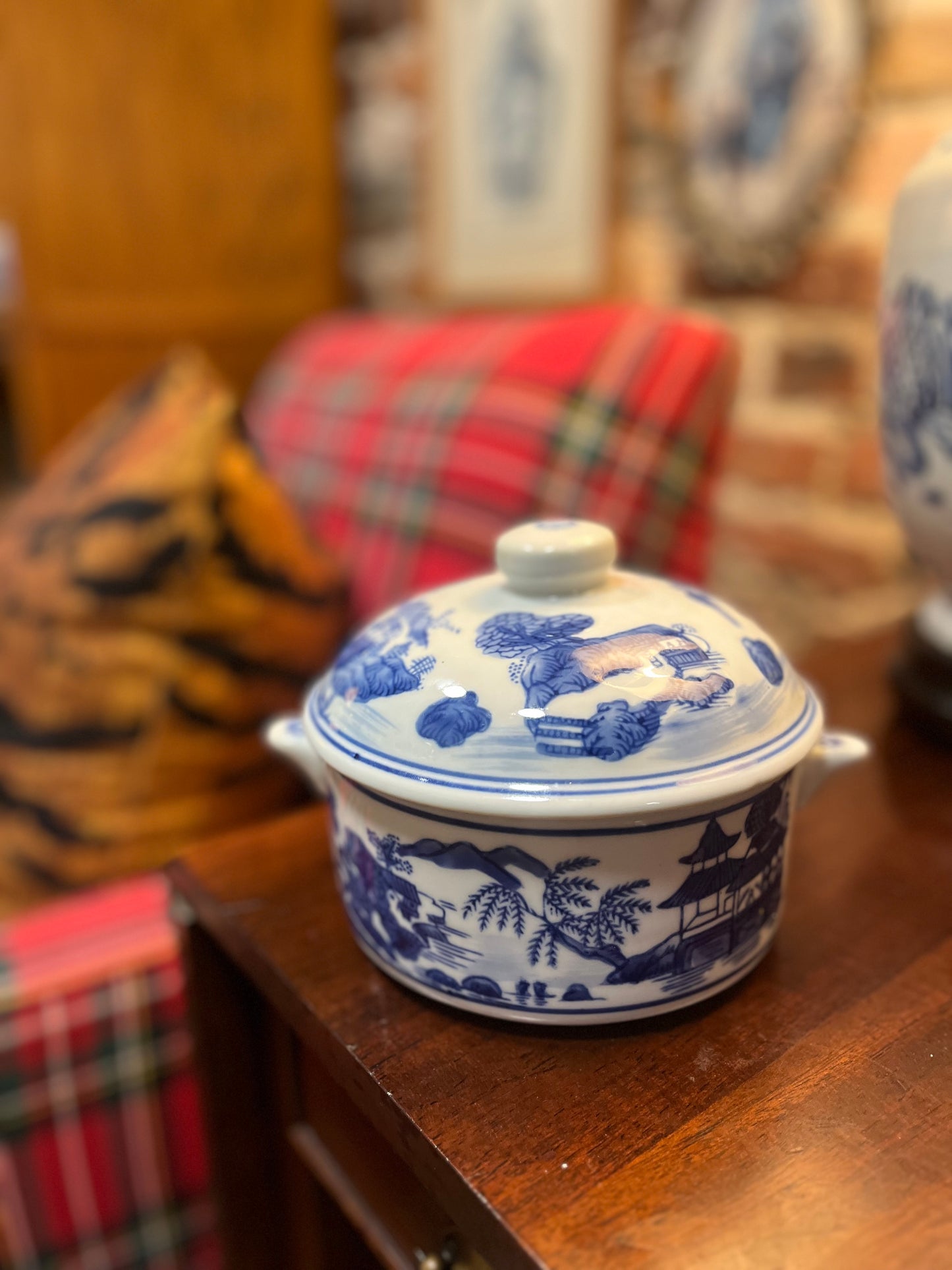 Vintage Blue and White Lidded Ceramic Soup Tureen – 8” Wide x 5” Tall – Classic Willow Pattern with Oriental-Inspired Design