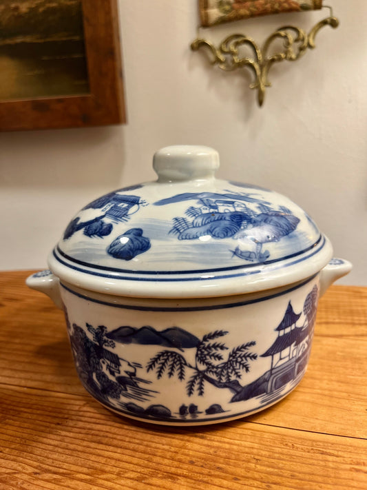 Vintage Blue and White Lidded Ceramic Soup Tureen – 8” Wide x 5” Tall – Classic Willow Pattern with Oriental-Inspired Design