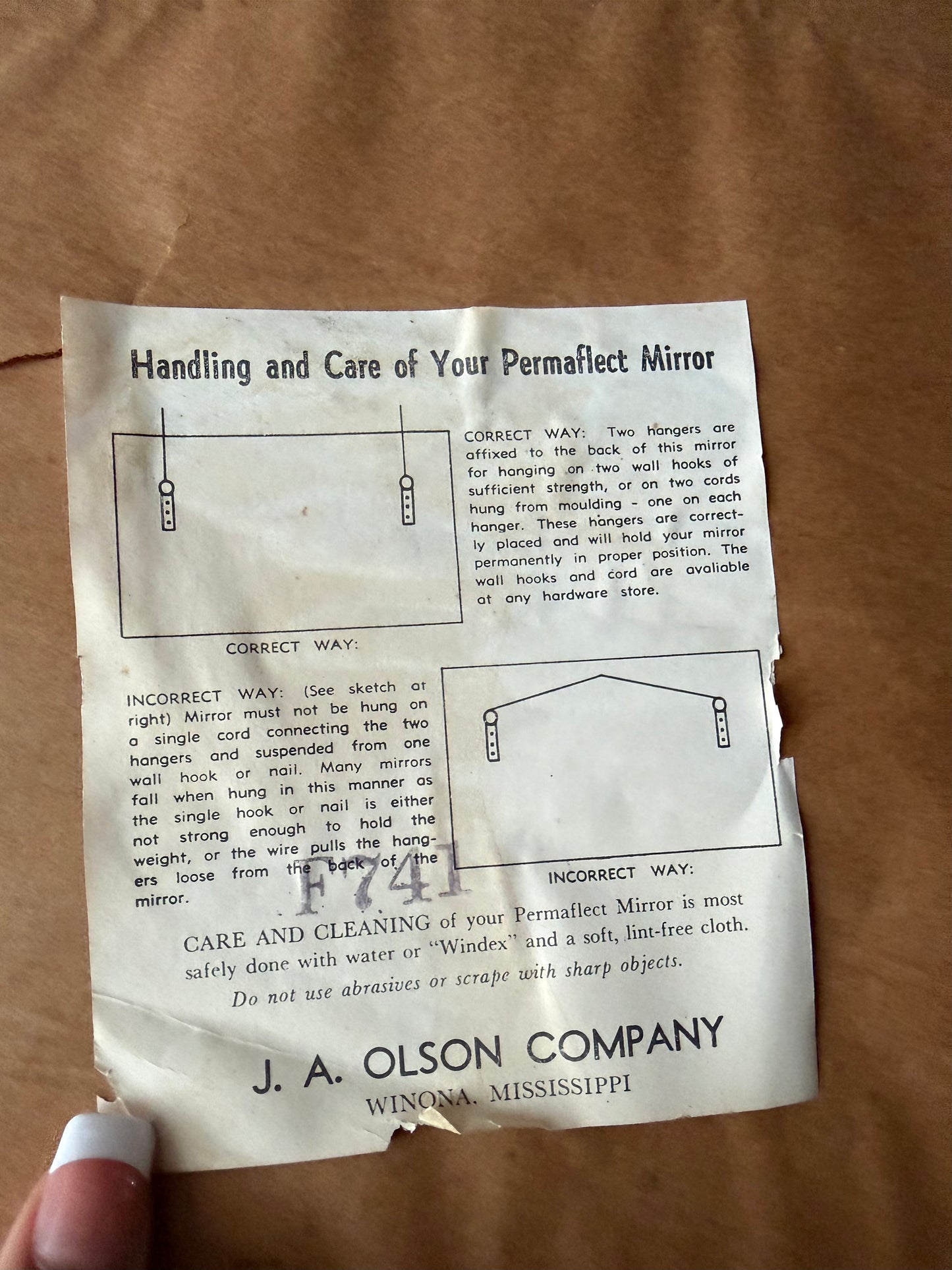 Vintage Colonial Revival Federal Eagle Round Convex Giltwood Mirror — Made in America by AJ Olson Co. (Mississippi), 20th Century