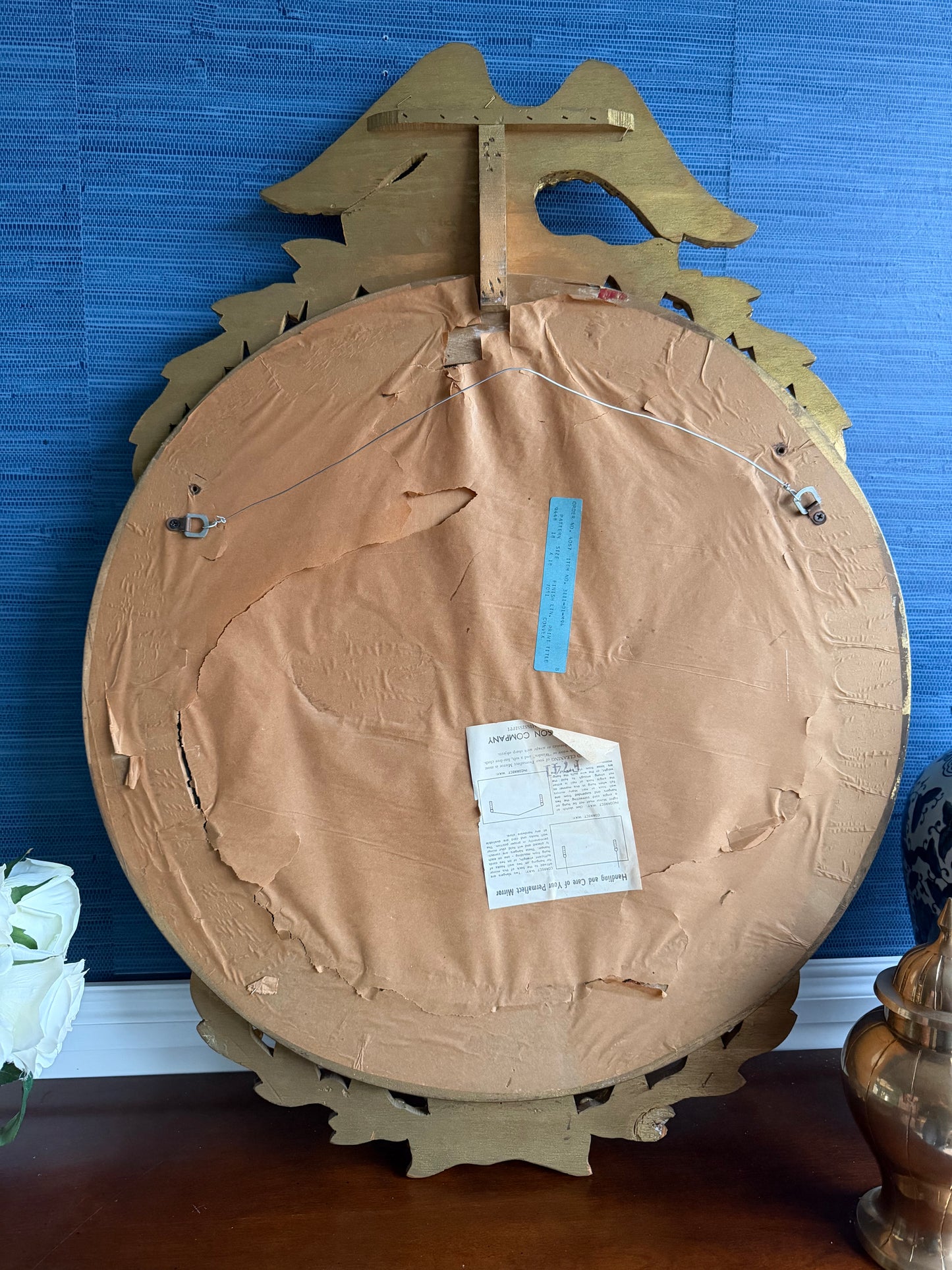 Vintage Colonial Revival Federal Eagle Round Convex Giltwood Mirror — Made in America by AJ Olson Co. (Mississippi), 20th Century