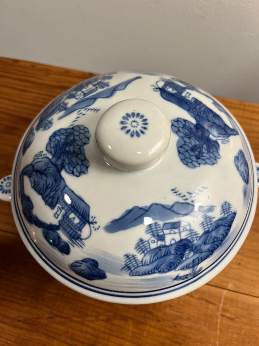 Vintage Blue and White Lidded Ceramic Soup Tureen – 8” Wide x 5” Tall – Classic Willow Pattern with Oriental-Inspired Design