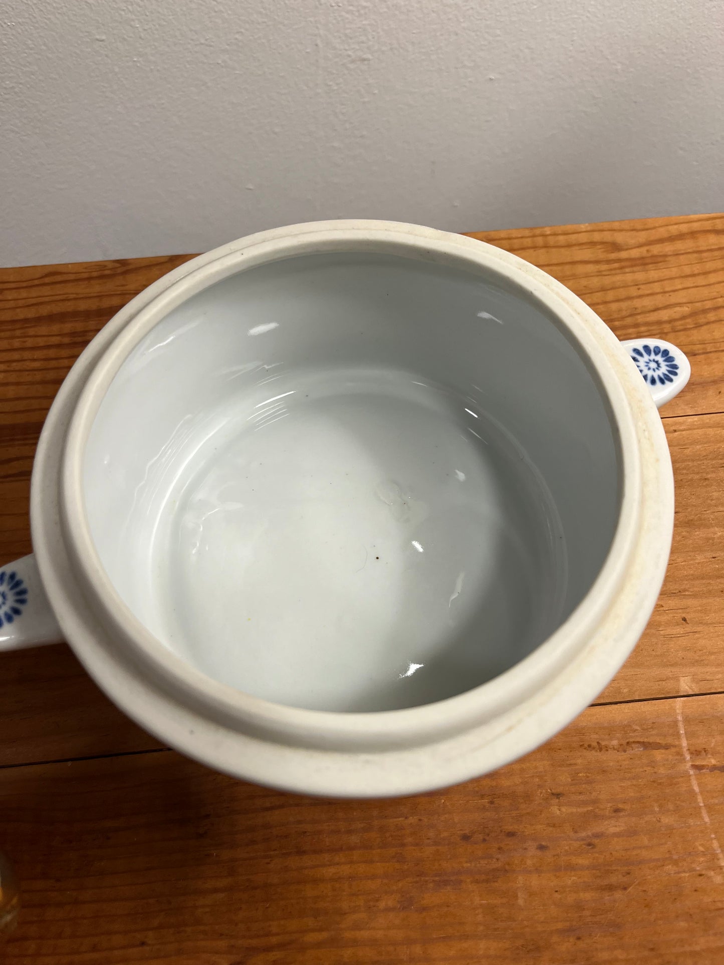 Vintage Blue and White Lidded Ceramic Soup Tureen – 8” Wide x 5” Tall – Classic Willow Pattern with Oriental-Inspired Design